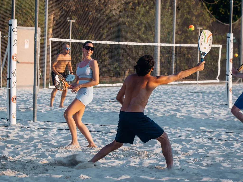 Beach tennis